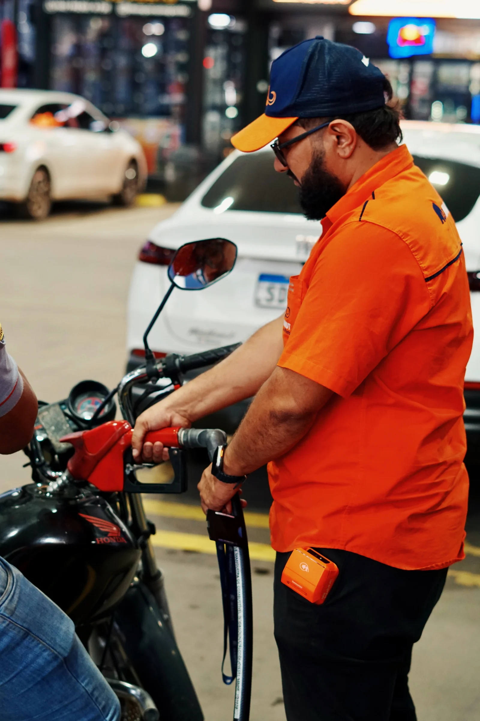 Frentista atendendo uma cliente na pista